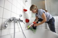 Пластиковый плинтус можно легко установить собственными руками, придерживаясь определенных правил Пластиковый плинтус можно легко установить собственными руками, придерживаясь определенных правил