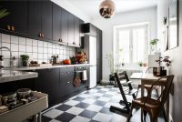 Наиболее популярными материалами для облицовки рабочей зоны кухни являются керамическая плитка и фартук из пластика