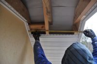 Для установки софитов используются гвозди или шурупы Для установки софитов используются гвозди или шурупы