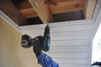 Наличие шуруповерта облегчит и ускорит монтаж софитов Наличие шуруповерта облегчит и ускорит монтаж софитов