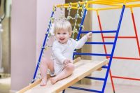 Яркий разноцветный спортивный уголок украсит детскую комнату Яркий разноцветный спортивный уголок украсит детскую комнату