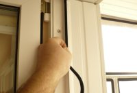 Уплотнитель следует снимать аккуратно Уплотнитель следует снимать аккуратно