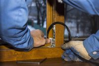 Перед заменой уплотнителя следует обезжирить поверхность Перед заменой уплотнителя следует обезжирить поверхность