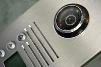 Видеозвонок c расширенным функционалом позволяет удаленно управлять дверью Видеозвонок c расширенным функционалом позволяет удаленно управлять дверью