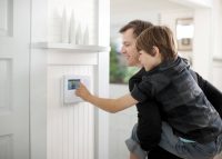 При отсутствии владельца, смарт-прибор способен отправлять фото посетителя на другие устройства При отсутствии владельца, смарт-прибор способен отправлять фото посетителя на другие устройства