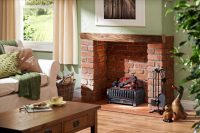 Электрокамин, напоминающий дровницу, очень удобен - его можно переместить без особого труда в другое помещение Электрокамин, напоминающий дровницу, очень удобен - его можно переместить без особого труда в другое помещение