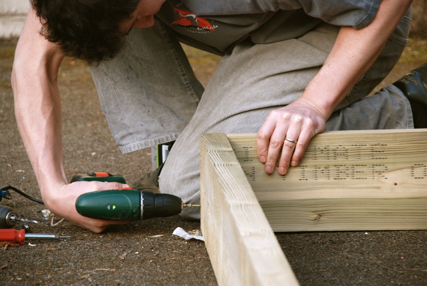 Прочные деревянные грядки можно сделать самостоятельно или купить в садовом центре