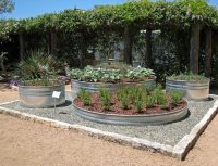 Круглые стальные оцинкованные грядки удобны для создания цветочных клумб Круглые стальные оцинкованные грядки удобны для создания цветочных клумб