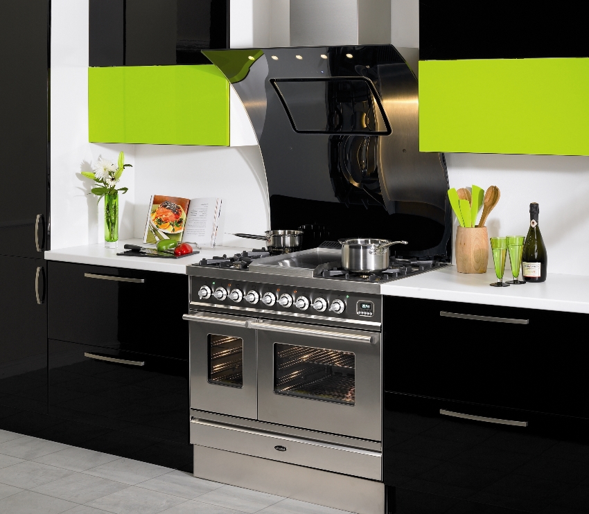 Кухонная вытяжки от Britanni имеет современную отделку из нержавеющей стали и черного стекла