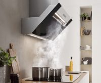 Вытяжка для настенного монтажа имеет скошенное под углом «крыло» – модный современный тренд Вытяжка для настенного монтажа имеет скошенное под углом «крыло» – модный современный тренд