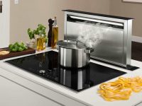 Настольная вытяжка монтируется в столешницу у плиты и выдвигается лишь на время готовки Настольная вытяжка монтируется в столешницу у плиты и выдвигается лишь на время готовки