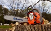 Бензопила Husqvarna 240 более безопасна в работе, чем другие модели, поскольку оснащена улавливателем разорванной цепи Бензопила Husqvarna 240 более безопасна в работе, чем другие модели, поскольку оснащена улавливателем разорванной цепи