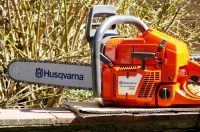 Бензопила Хускварна 365 удобна для бытового использования, поскольку имеет небольшой вес