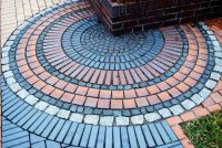 Благодаря своим характеристикам клинкерная плитка может использоваться для облицовки цоколя и тропинок Благодаря своим характеристикам клинкерная плитка может использоваться для облицовки цоколя и тропинок