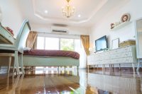 Идеально белый и ровный потолок можно получить благодаря акриловой краске, которая имеет плотную структуру и маскирует трещины Идеально белый и ровный потолок можно получить благодаря акриловой краске, которая имеет плотную структуру и маскирует трещины