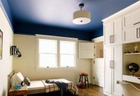 Изюминкой современного интерьера может стать потолок насыщенного цвета, покрашенный матовой водоэмульсионной краской Изюминкой современного интерьера может стать потолок насыщенного цвета, покрашенный матовой водоэмульсионной краской