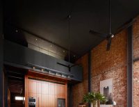 Краска на основе силикона не выгорает на солнце, поэтому ее можно использовать для потолка в комнате с большими панорамными окнами Краска на основе силикона не выгорает на солнце, поэтому ее можно использовать для потолка в комнате с большими панорамными окнами