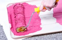 Краски от компании Alpina лучше использовать в спальне, прихожей, гостиной, поскольку не рекомендуется проводить влажную уборку такого покрытия Краски от компании Alpina лучше использовать в спальне, прихожей, гостиной, поскольку не рекомендуется проводить влажную уборку такого покрытия