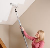 Красить потолок очень удобно с помощью валика с телескопической ручкой Красить потолок очень удобно с помощью валика с телескопической ручкой
