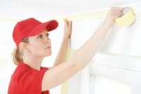 Чтобы защитить откосы, потолок и плинтуса при окраске, следует использовать малярный скотч Чтобы защитить откосы, потолок и плинтуса при окраске, следует использовать малярный скотч