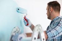 Для того чтобы избежать разводов и потеков, для покраски стен лучше использовать валик с плотным ворсом Для того чтобы избежать разводов и потеков, для покраски стен лучше использовать валик с плотным ворсом