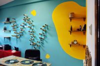 Пример гармоничного использования красок для стен двух контрастных оттенков Пример гармоничного использования красок для стен двух контрастных оттенков