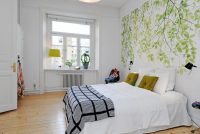 Разнообразить белые стены можно, использовав специальные наклейки или трафареты Разнообразить белые стены можно, использовав специальные наклейки или трафареты