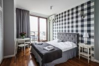 С помощью трафаретов или малярного скотча можно создать геометрический рисунок на стене С помощью трафаретов или малярного скотча можно создать геометрический рисунок на стене