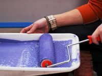 Велюровый валик считается лучшим вариантом для покраски стен акриловыми составами Велюровый валик считается лучшим вариантом для покраски стен акриловыми составами