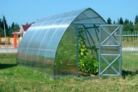 При соблюдении правил эксплуатации теплица из поликарбоната будет служить многие годы При соблюдении правил эксплуатации теплица из поликарбоната будет служить многие годы