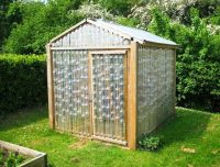 Не стоит выбрасывать использованные пластиковые бутылки - они прекрасно подойдут для строительства теплицы Не стоит выбрасывать использованные пластиковые бутылки - они прекрасно подойдут для строительства теплицы