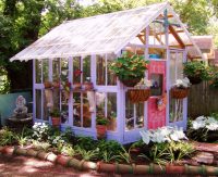 Проявив долю фантазии из подручных материалов можно сделать красивую теплицу Проявив долю фантазии из подручных материалов можно сделать красивую теплицу