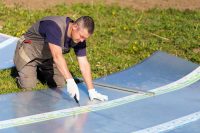 Поликарбонат отлично подойдет для укрывания каркаса парника в силу своей легкости и пластичности Поликарбонат отлично подойдет для укрывания каркаса парника в силу своей легкости и пластичности