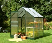 Тепличная конструкция из поликарбоната защищает растения от дождей, сильного ветра и других неблагоприятных погодных явлений Тепличная конструкция из поликарбоната защищает растения от дождей, сильного ветра и других неблагоприятных погодных явлений