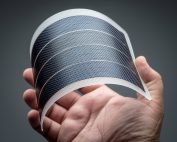 Гибкая солнечная панель удобна в работе - ее легко можно прикрепить на неровные участки крыши Гибкая солнечная панель удобна в работе - ее легко можно прикрепить на неровные участки крыши