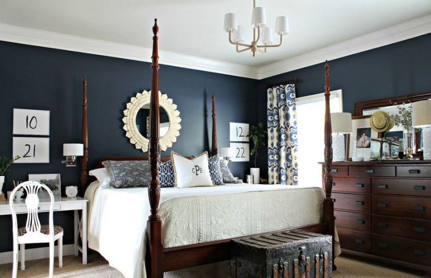 Синий насыщенный цвет в спальне способствует снятию стресса, поэтому такой оттенок рекомендуется использовать для оформления спальни
