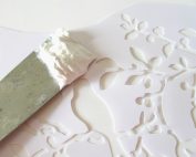 Для нанесения декоративной штукатурки или шпаклевки лучше использовать трафареты из пластика или плотного картона Для нанесения декоративной штукатурки или шпаклевки лучше использовать трафареты из пластика или плотного картона