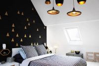 Удачное оформление стены геометрическими рисунками, которые выполнены в трафаретной технике с использованием золотой краски Удачное оформление стены геометрическими рисунками, которые выполнены в трафаретной технике с использованием золотой краски