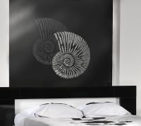 Для декора однотонной стены можно использовать контрастные цвета картинки нескольких тонов Для декора однотонной стены можно использовать контрастные цвета картинки нескольких тонов