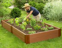 Поднятую грядку можно устроить на любом участке газона Поднятую грядку можно устроить на любом участке газона