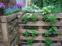 Отличные компактные вертикальные грядки из старых паллет и мешковины Отличные компактные вертикальные грядки из старых паллет и мешковины