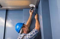 Особенностью беспроводной камеры видеонаблюдения является в первую очередь удобство монтажа в любое место в помещении Особенностью беспроводной камеры видеонаблюдения является в первую очередь удобство монтажа в любое место в помещении