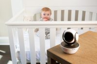 Современная беспроводная видеокамера имеет компактный размер и способна сообщать о любых звуках и движениях Современная беспроводная видеокамера имеет компактный размер и способна сообщать о любых звуках и движениях