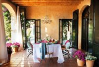 Для декора фасада и крыльца дома стоит выбирать штукатурку, которая обладает не только высокими эксплуатационными характеристиками, но и декоративными свойствами Для декора фасада и крыльца дома стоит выбирать штукатурку, которая обладает не только высокими эксплуатационными характеристиками, но и декоративными свойствами