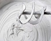 Правильная консистенция штукатурки позволит качественно нанести смесь на поверхность и избежать потеков и неровностей Правильная консистенция штукатурки позволит качественно нанести смесь на поверхность и избежать потеков и неровностей