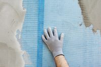 В зависимости от типа штукатурных работ, рекомендуется использовать армирующую сетку для улучшения адгезии В зависимости от типа штукатурных работ, рекомендуется использовать армирующую сетку для улучшения адгезии