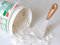 Штукатурные смеси можно приобрести как в готовом виде, так и в виде порошка, который необходимо разводить самостоятельно Штукатурные смеси можно приобрести как в готовом виде, так и в виде порошка, который необходимо разводить самостоятельно