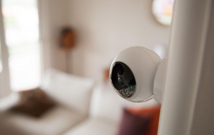 Для квартиры или комнат частного дома лучше установить беспроводные компактные камеры, что позволит избежать дополнительных проводов
