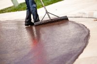 Для окрашивания больших поверхностей, таких как дорожки или пол в гараже, удобнее всего использовать специальный широкий валик Для окрашивания больших поверхностей, таких как дорожки или пол в гараже, удобнее всего использовать специальный широкий валик