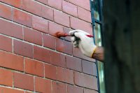 Для того чтобы обновить старый кирпич, следует использовать специальный состав для бетона для наружных работ Для того чтобы обновить старый кирпич, следует использовать специальный состав для бетона для наружных работ